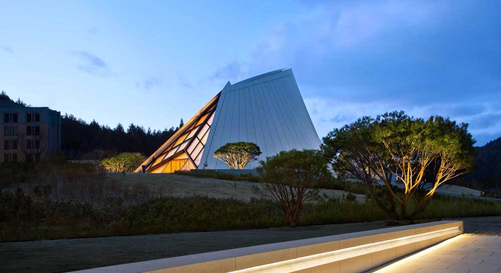 100 Tons of SUS304 Stainless Steel Panels Covered the Miho Institute of Aesthetics – Chapel (Photo Courtesy of FISHER MARANTZ STONE 2026)