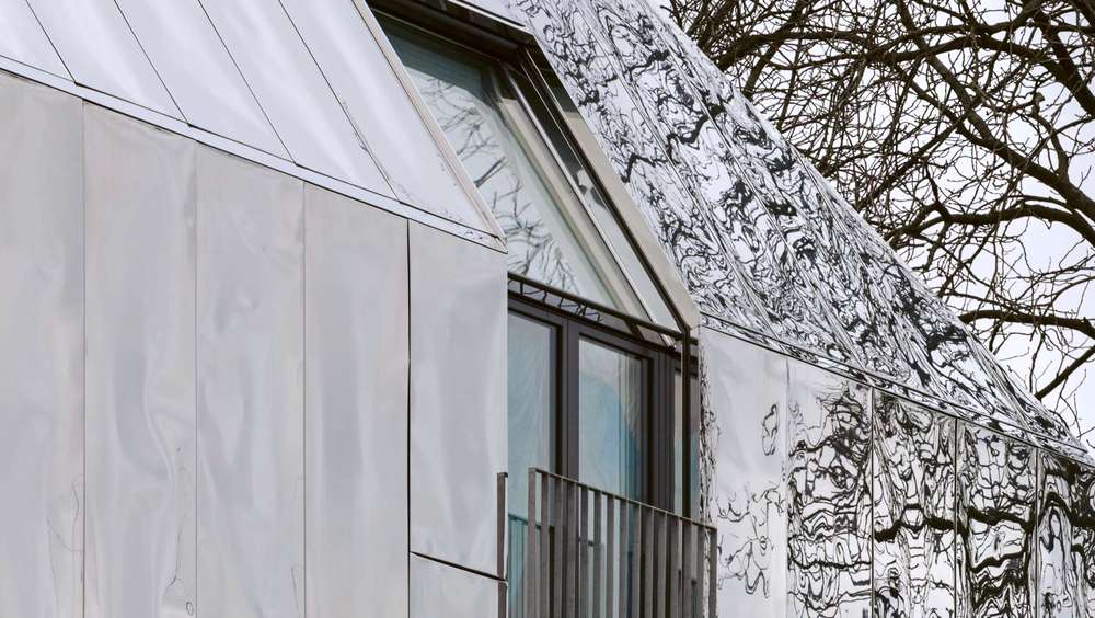 Wavy Mirror Finish Stainless Steel Sheets Applied in House 6 (Photo Courtesy of Editorial Arquitectura Viva SL 2026)